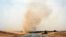 Zanosi się na burzę piaskową na pustyni Takla Makan w Chinach. - zdjęcie 9