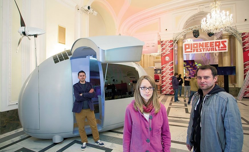 Troje architektów z Bratysławy: Tomas Zacek, Sona Pohlova i Igor Zacek – czyli grupa „Nice Architects”, która stworzyła Ecocapsule, podczas jej pierwszej prezentacji na Pioneers Festival w Wiedniu (28-29 maja 2015 roku).