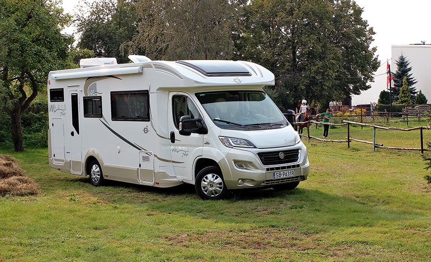 Magis 74XT marki Caravans International to propozycja aż dla siedmiu osób.