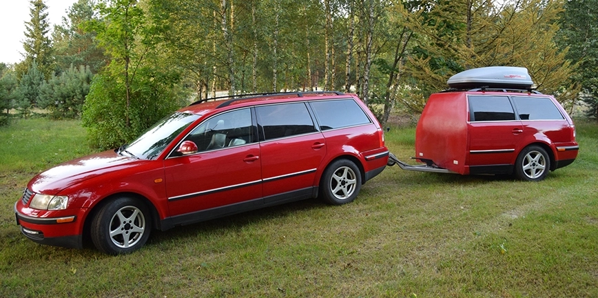 Volkswagen Passat z przyczepką, która jest… połową samochodu