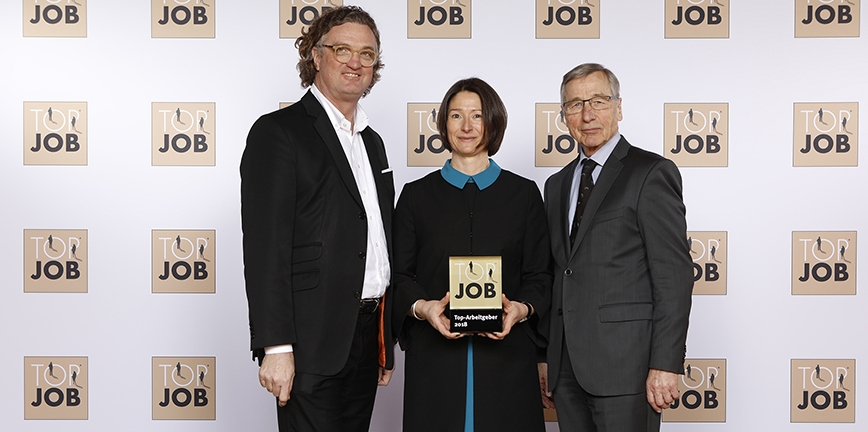 Dyrektor zarządzający Truma Robert Strauß i kierownik HR Uta Neuner z nagrodą TOP JOB 2018