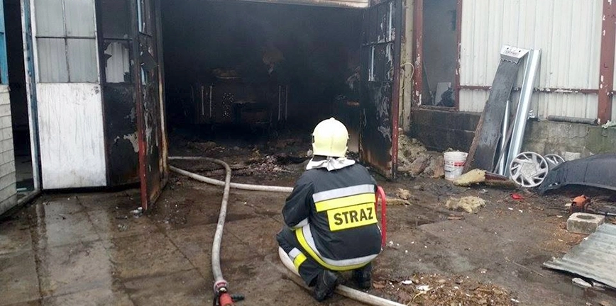 Pożar garażu z przyczepą w środku. Nie żyje mężczyzna