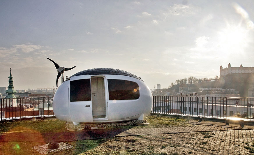 Bratysława, 31 stycznia 2018 roku: Ecocapsule w całej okazałości oczekuje na transport helikopterem do japońskiego klienta