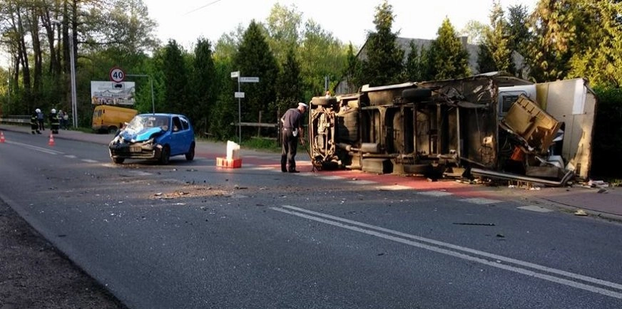 Groźna kolizja z udziałem kampera i fiata seicento