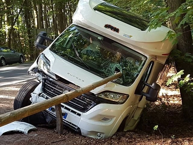 Zasnęła za kierownicą, kamper w rowie