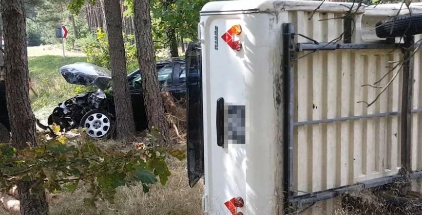 Auto osobowe z przyczepą rozbite na drzewie