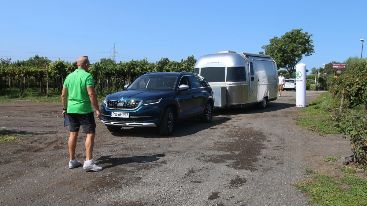 Parkowanie (z przyczepą) nigdy nie było tak proste? [VIDEO]