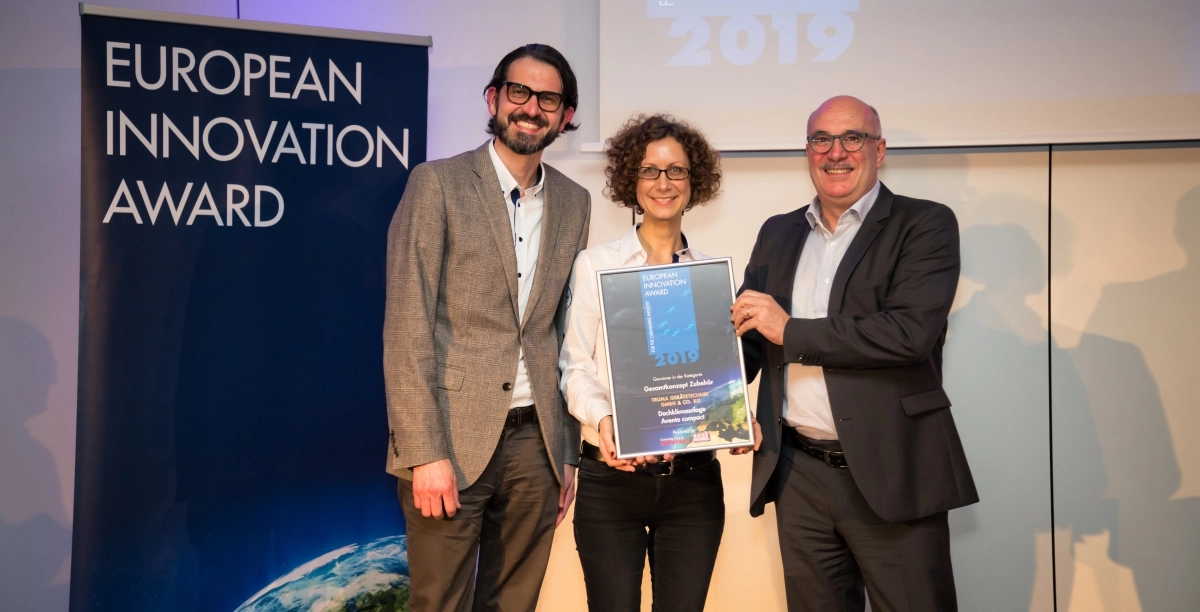 Jürgen Messmer i Jutta Bringazi otrzymali nagrodę European Innovation Award 2019 od Heiko Paula, redaktora naczelnego Reisemobil International (od lewej do prawej)