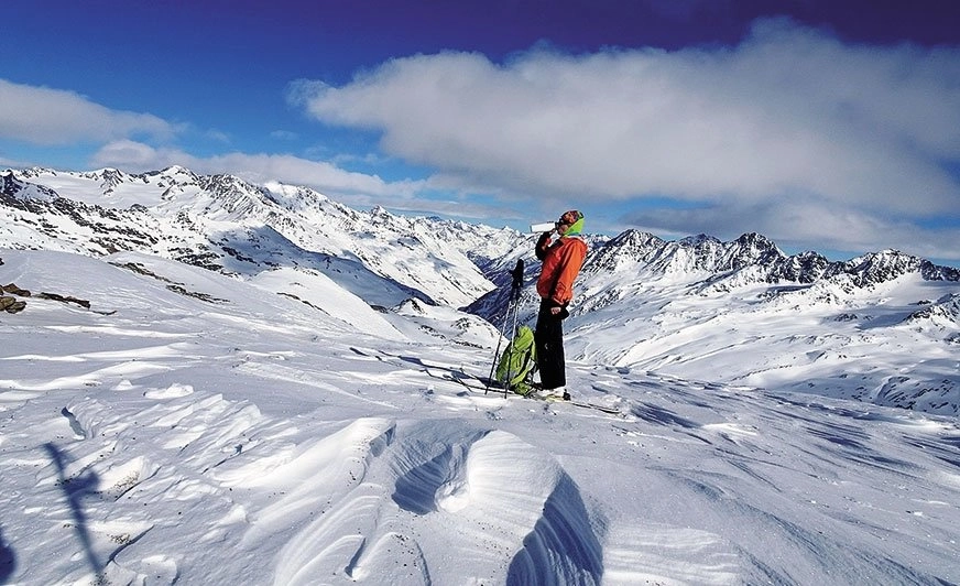 Ekstremalny skialpinizm z kamperem w tle