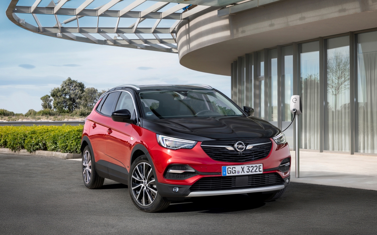 Opel Grandland X jako hybryda plug in z napędem 4x4