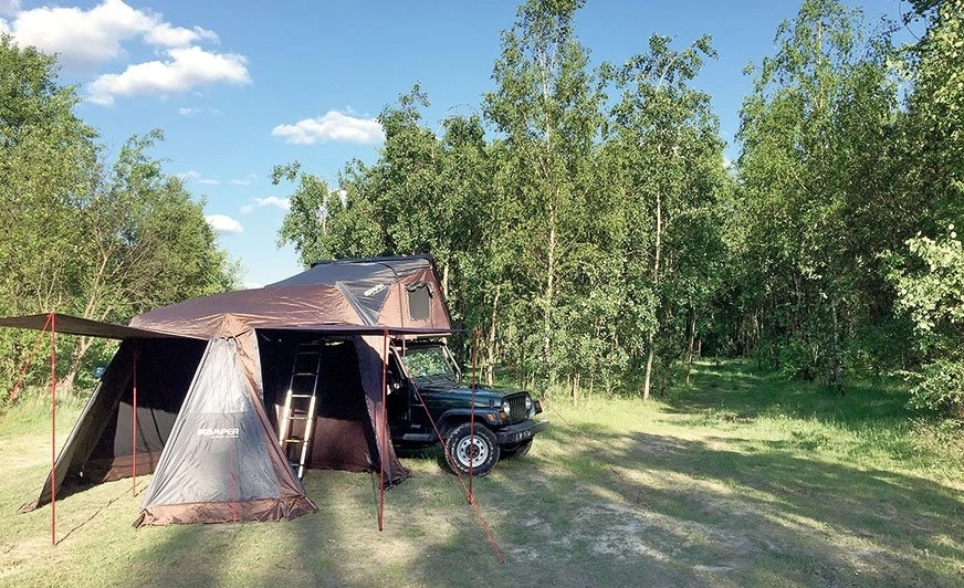 Namiot dachowy - mobilny „domek na drzewie”.