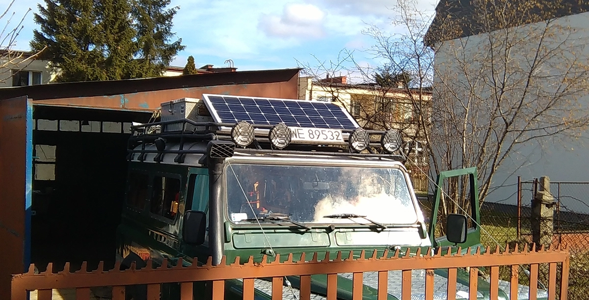 Panel solarny w wyprawówce – fanaberia czy konieczność?