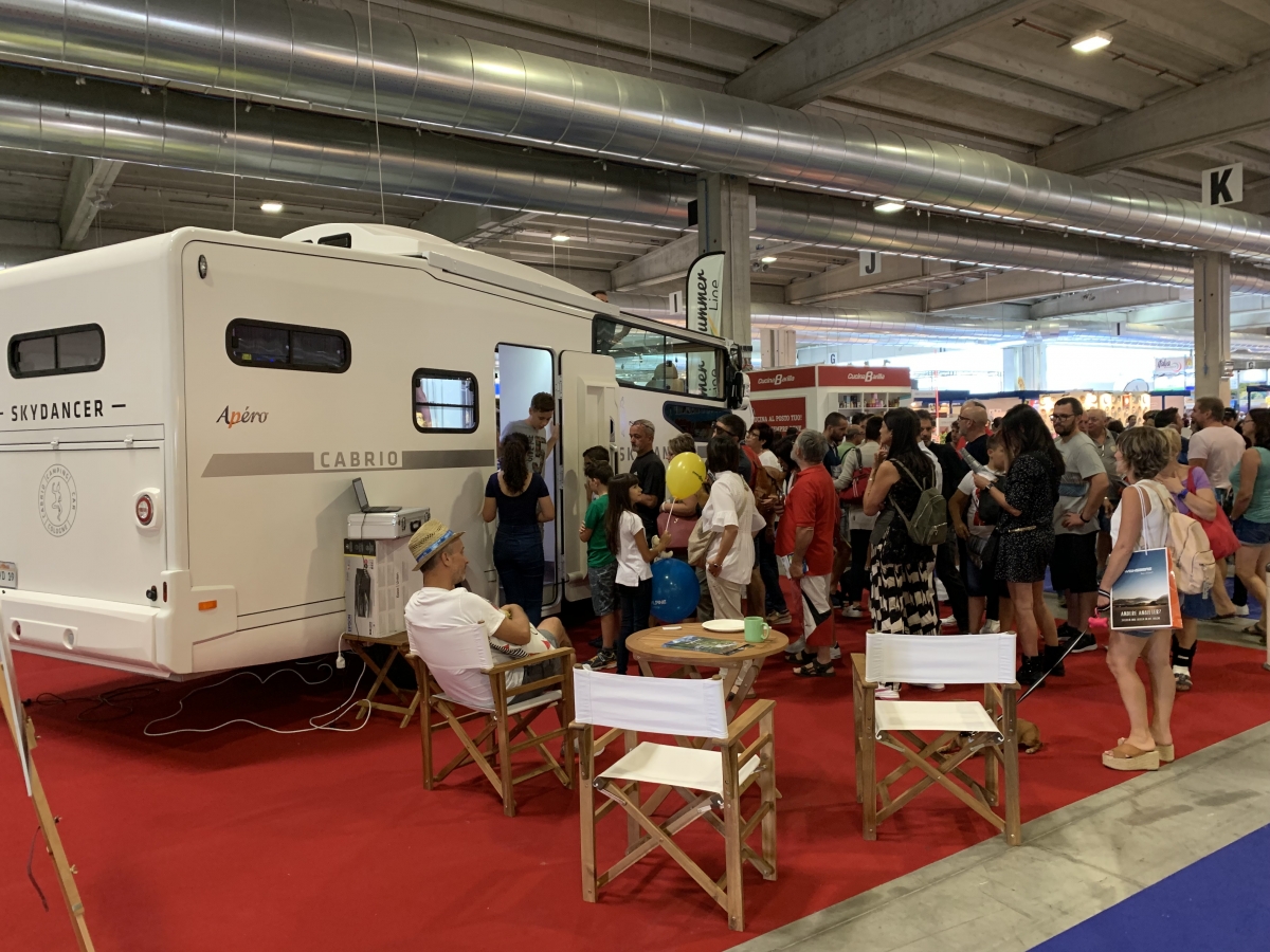 Włoskie targi caravaningowe i gigantyczne zainteresowanie kamperem bez dachu