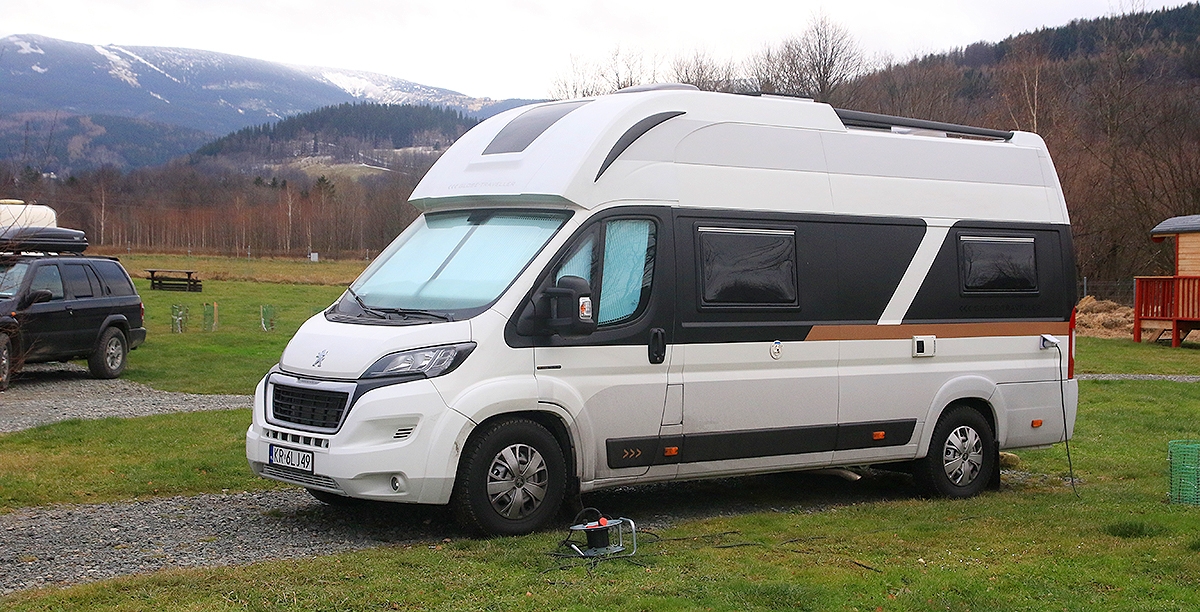 Globe-Traveller na Camp66, w tle góry i Śnieżka