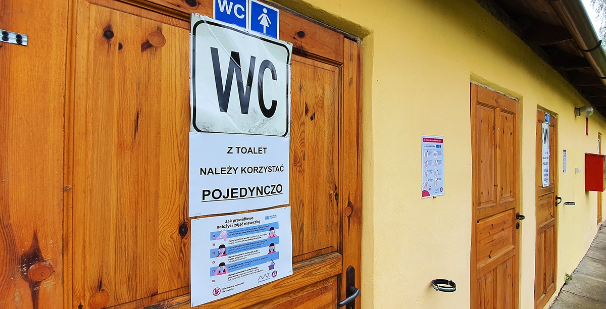 Część kempingów ustala własne zasady np. nakaz noszenia maseczek w miejscach ogólnodostępnych lub limit osobowy w sanitariatach