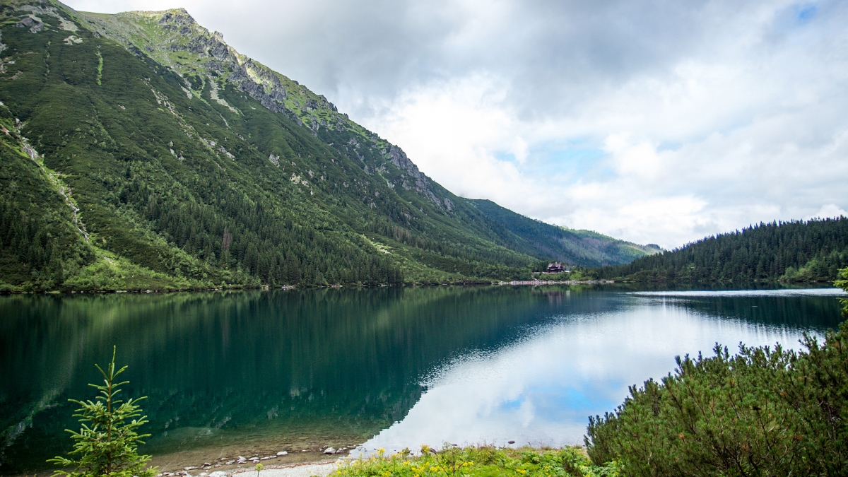 Z danych podanych przez Tatrzański Park Narodowy wynika, że w miniony weekend w Tatry weszło w sumie 17 993 osób (dane nie obejmują Doliny Chochołowskiej oraz wjazdów kolejką na Kasprowy Wierch).