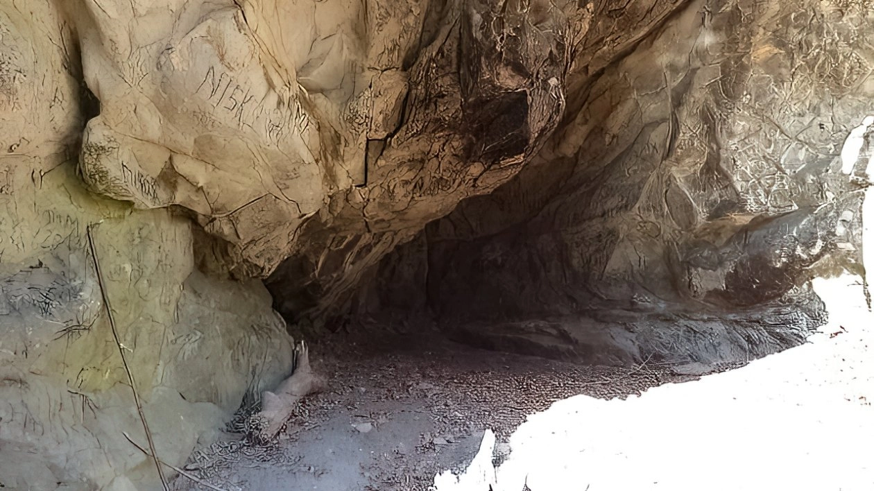Grota (jaskinia Jahybta) w Rosolinie