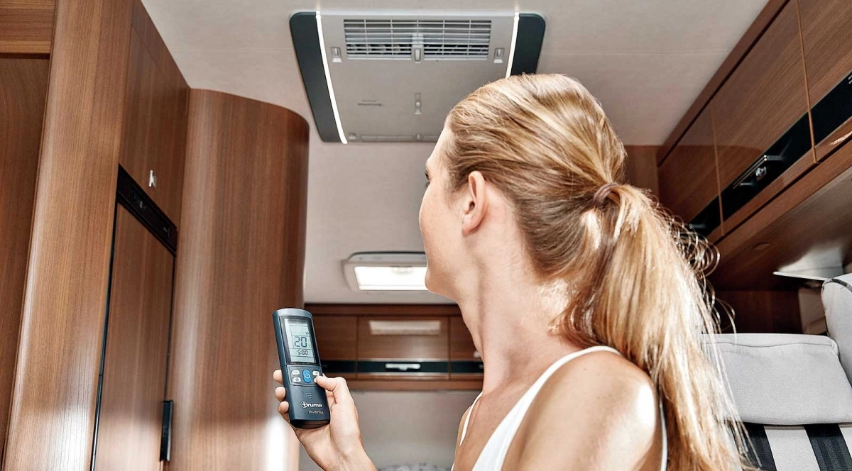 Klimatyzator mobilny/postojowy, jako urządzenie z pompą ciepła, może pełnić także rolę dogrzewacza wnętrza w okresie przejściowym