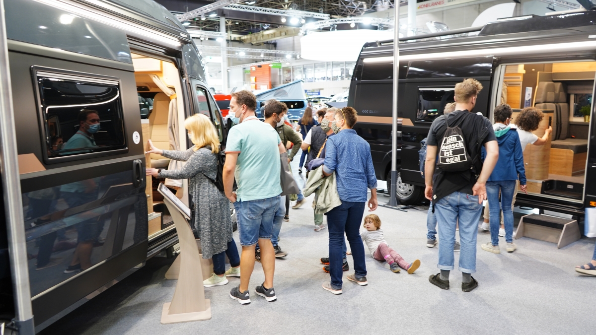 Nie brakuje chętnych do zobaczenia kamper vanów polskiej produkcji. Na zdjęciu - Globe-Traveller