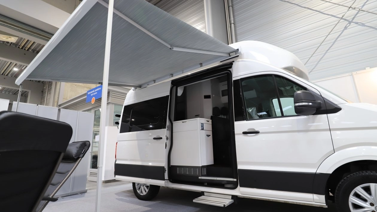Świeżo wyprodukowany Volkswagen Grand California na targach Caravans Salon 2021