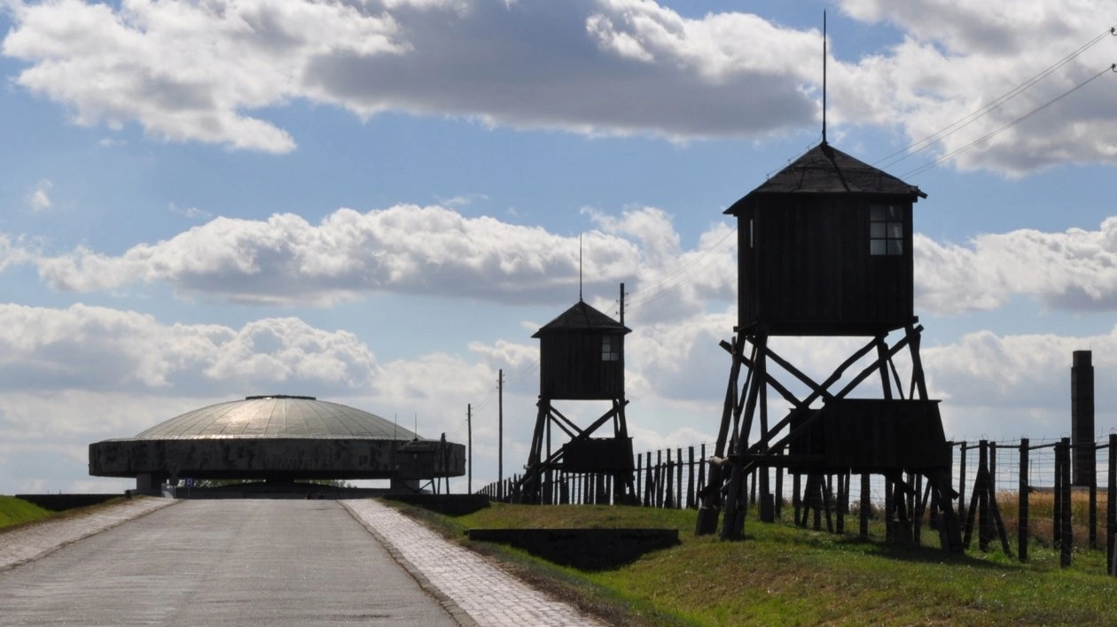 Teren dawnego niemieckiego obozu koncentracyjnego.