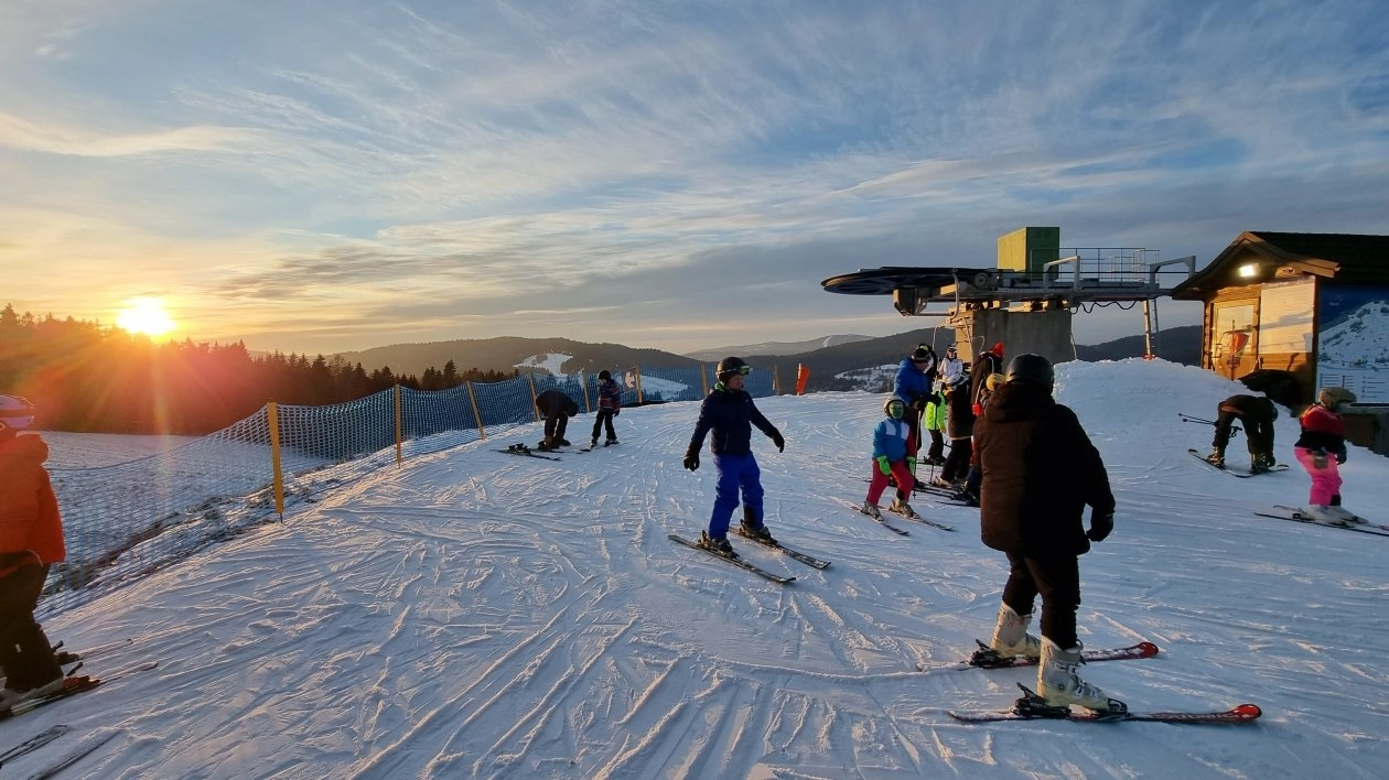 Widok z górnej stacji narciarskiej Master-Ski w Tyliczu. Tuż u podnóża góry znajdziemy kamper-park