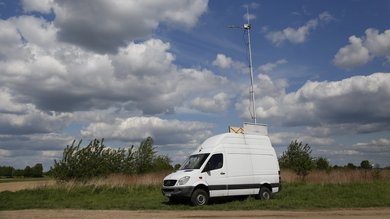 Samochód radionamiarowy z masztem przeznaczonym do poszukiwań skradzionych pojazdów