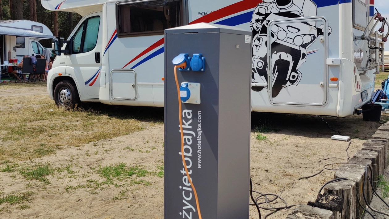 Źródło prądu i wody. Słupki dystrybucyjne Doktorvolt