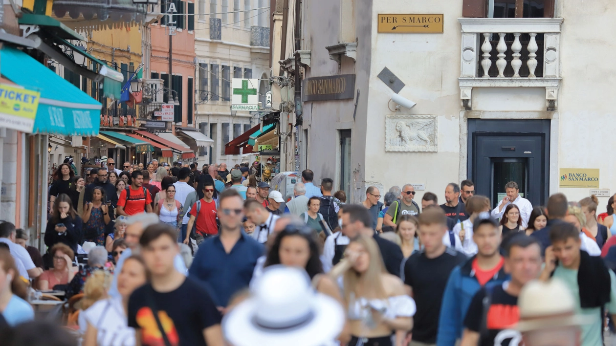 Miesiące typowo wakacyjne to gwarancja zatłoczonych bulwarów i kolejek do atrakcji turystycznych w najpopularniejszych kurortach. Planowanie wypoczynku w miesiącach jesiennych może być sposobem na prawdziwy relaks