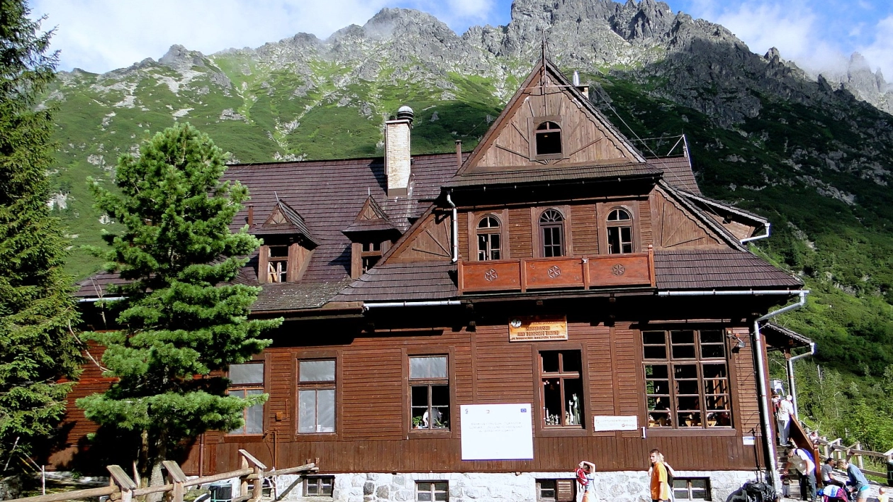 Schronisko nad Morskim Okiem w Dolinie Rybiego Potoku