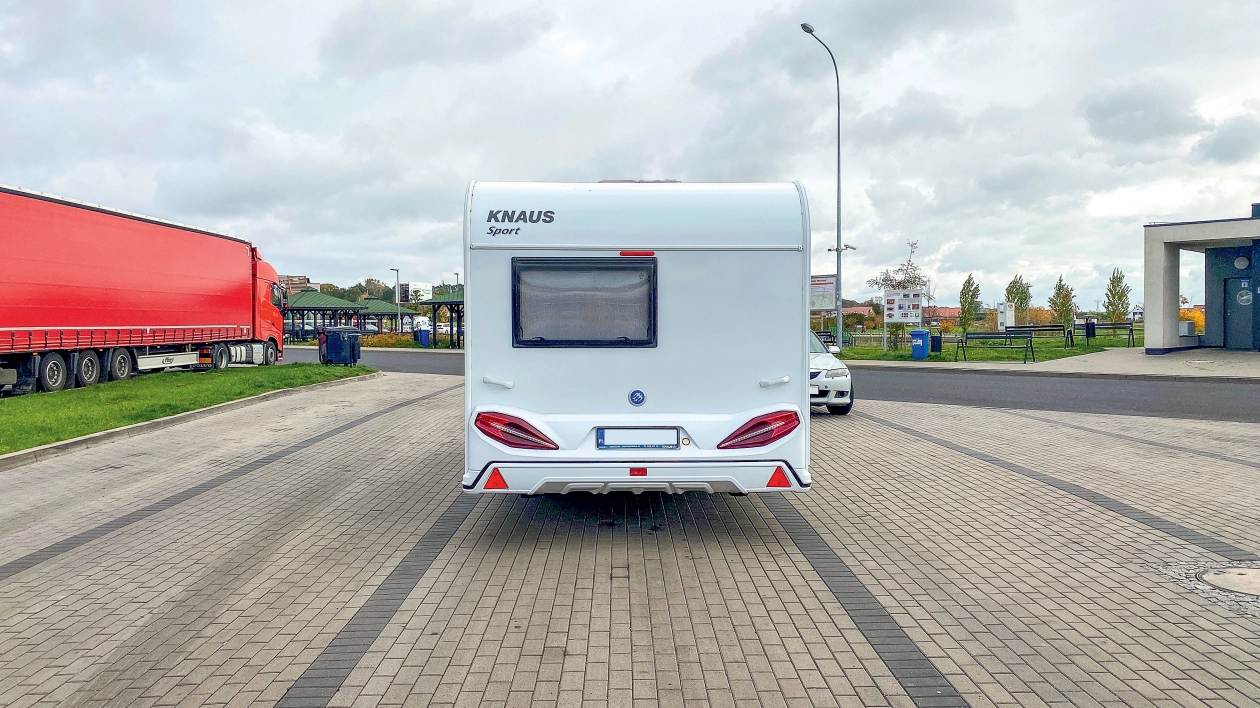 Miejsce do zaparkowania zestawem z przyczepą kempingową na jednym z parkingów przy nowej drodze S5. Pas o szerokości 230 cm to kpina z użytkowników!