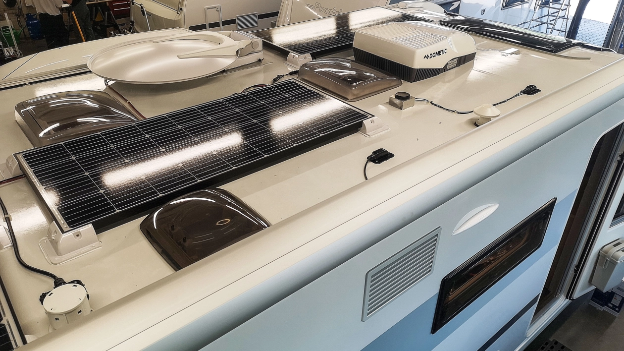 Panele fotowoltaiczne zamontowane w serwisie Elcamp na przyczepie Adria Adora 673 PK