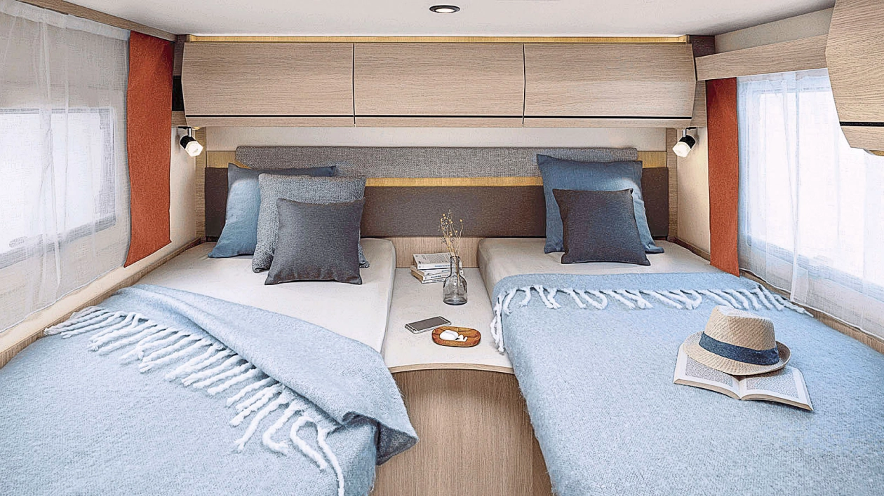 Rapido C55i oferuje w tylnej części 2 łóżka wzdłużne, z których możemy stworzyć jedno szerokie łóżko poprzeczne