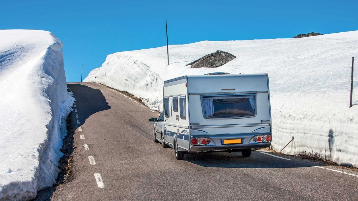 Podróż z przyczepą. Czym dokładnie jest uciąg samochodu?