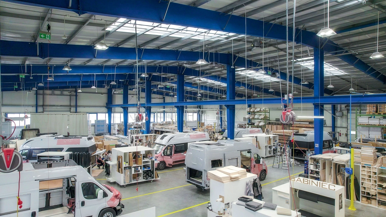 Hala produkcyjna w Makowie należąca do marki Globe-Traveller, która wyrosła z założonej w 1996 r. firmy Elcamp zajmującej się produkcją i serwisem pojazdów kempingowych