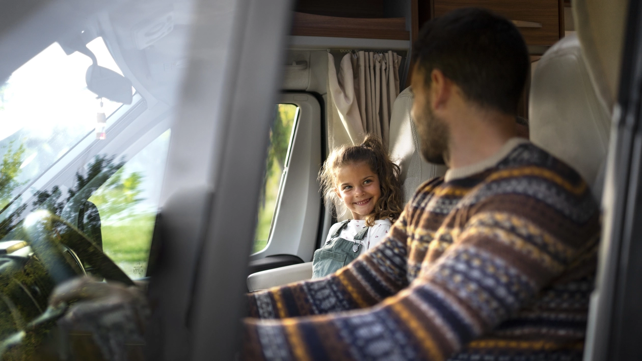 8 sprawdzonych sposobów na oszczędzanie podczas podróży kamperem