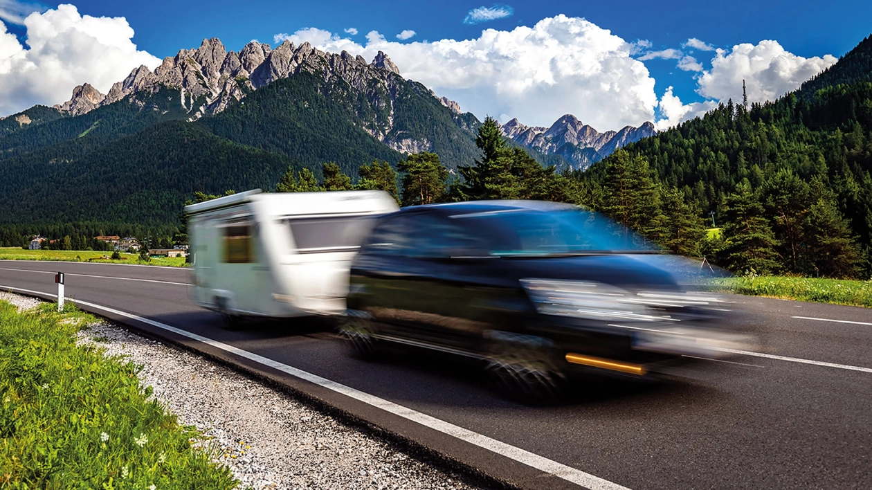 W Polsce, zarówno po autostradzie jak i po drodze ekspresowej, z przyczepą można jechać maksymalnie 80 km/h. Biorąc pod uwagę wspomniane limity prędkości, jakaś część fanów caravaningu wybiera kampera, którym można jechać po prostu szybciej – tyle, co każdym autem osobowym