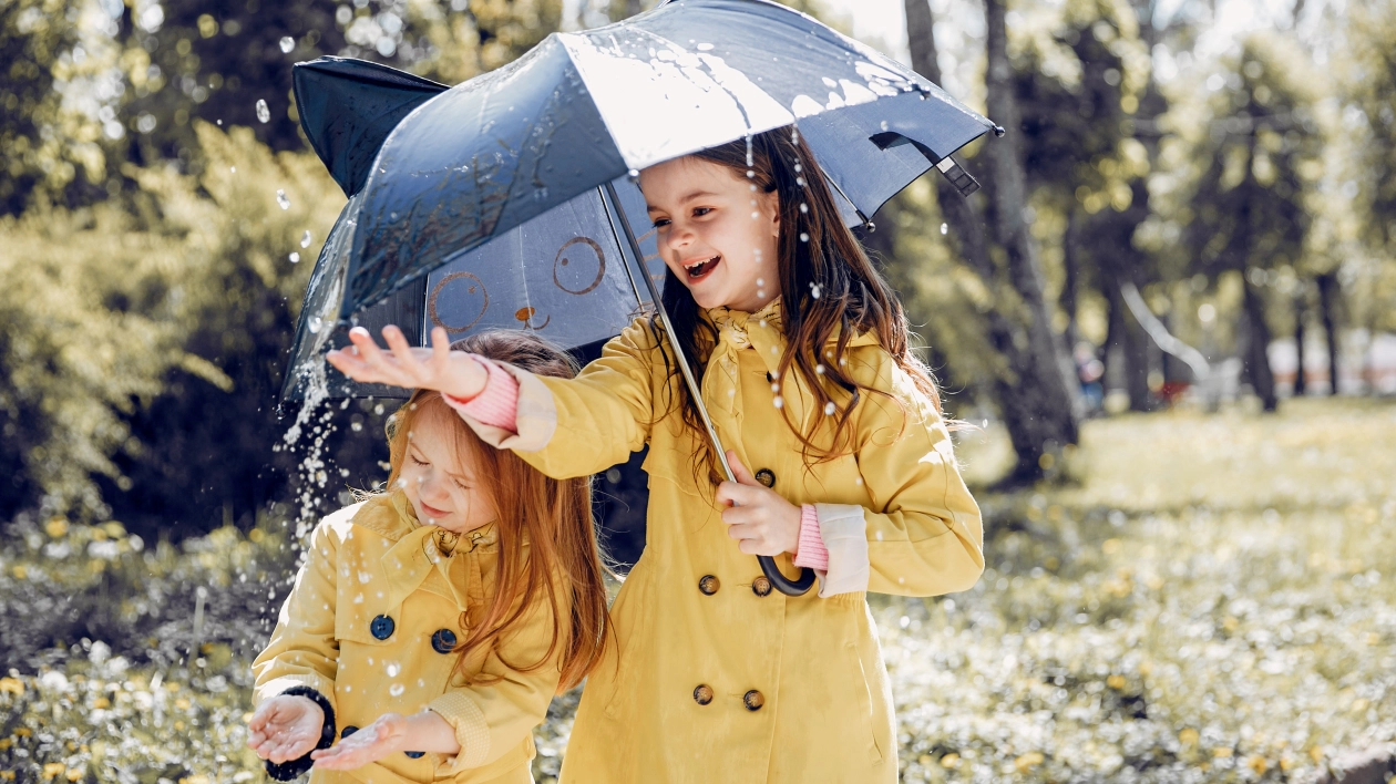 Co robić z dziećmi na kempingu, kiedy pada?