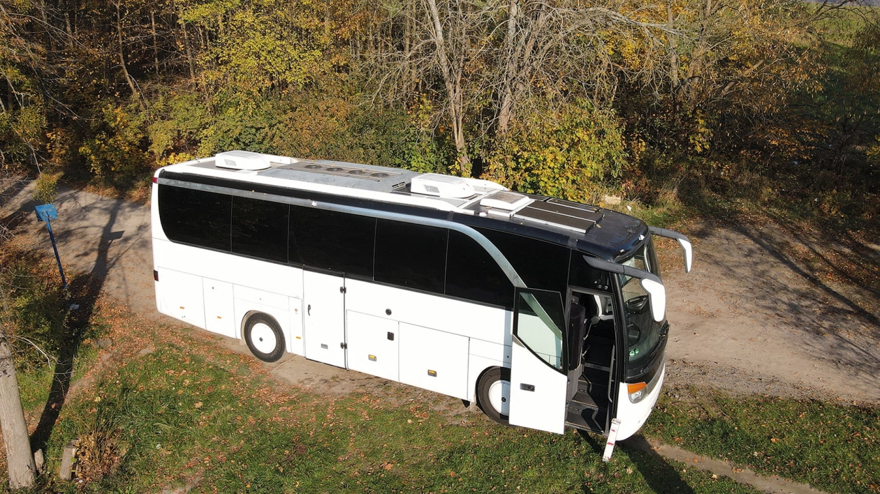 Autobus Setra przebudowany na kampera przez Balcamp