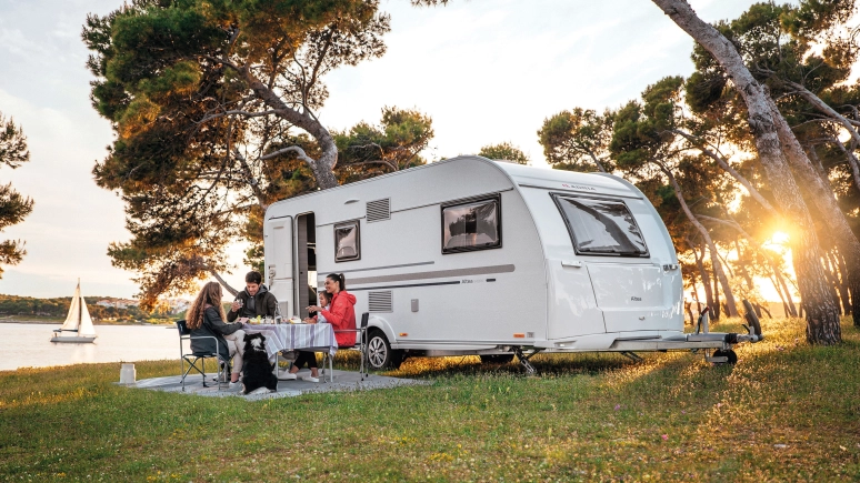 Adria w dwóch odsłonach. Adora 573 PT i Altea 552 PK
