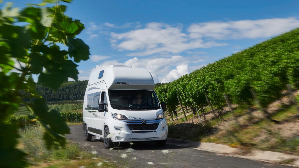 Nadarzyn: kampery Pössl i Roadcar na stoisku Wavecamper