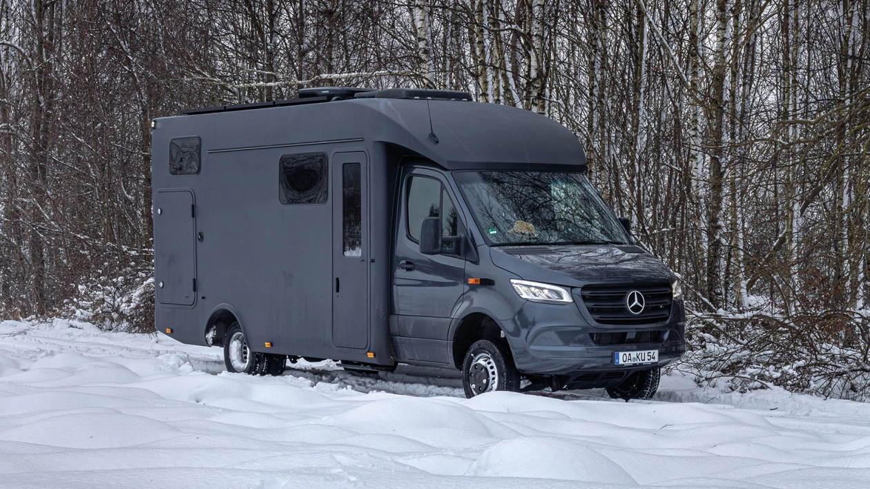 Czarny kamper. Półintegra w technologii monocoque