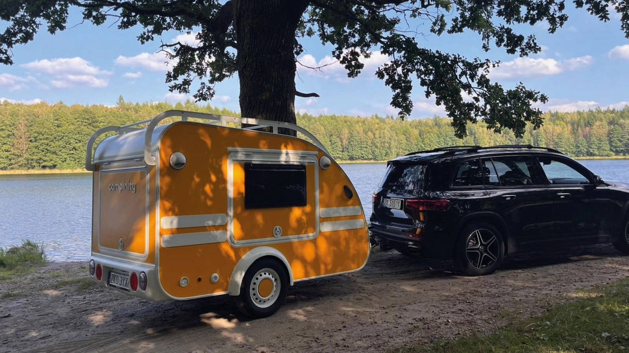 Kultowy Mini Tommy w nowej odsłonie. TOMPLAN i CAMPINITY łączą siły