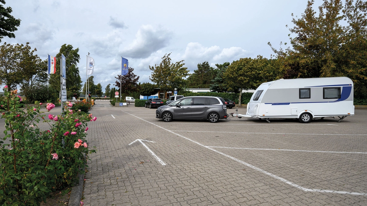 Przyjechaliśmy nie w porę, ale bufor przed kempingiem umożliwił bezpieczne zaparkowanie. Czas na obiad