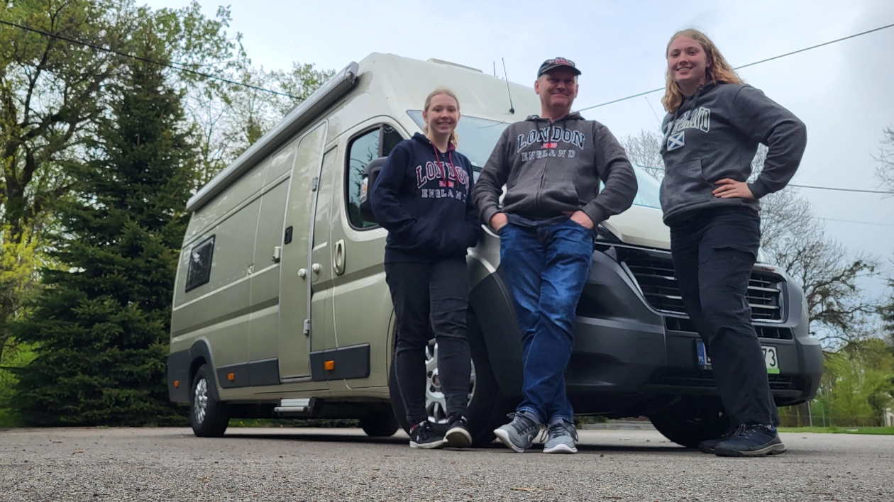 Młodzi miłośnicy kamperów