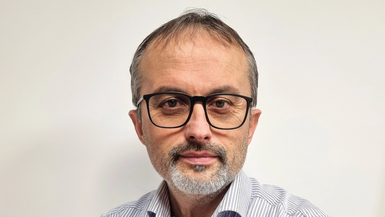 Wiesław Borowiec – kierownik sprzedaży akumulatorów w firmie AUTOPART z blisko 30-letnim doświadczeniem w branży. AUTOPART – polski producent akumulatorów rozruchowych i głębokiego rozładowania z 40-letnią tradycją. Firma posiada własny zakład produkcyjny wraz z laboratorium badawczo-rozwojowym. Rocznie sprzedaje 2,5 mln akumulatorów, które dystrybuuje do 50 krajów całego świata