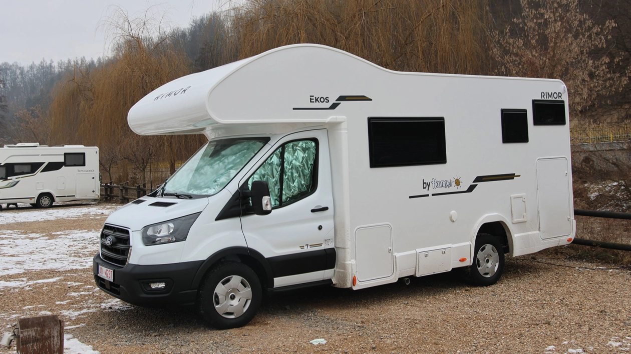 Rimor EKOS 7 to zgrabna alkowa dla nawet sześciu osób. Przetestowaliśmy ją tuż przed oficjalną premierą, która odbędzie się na wiosennych targach caravaningowych