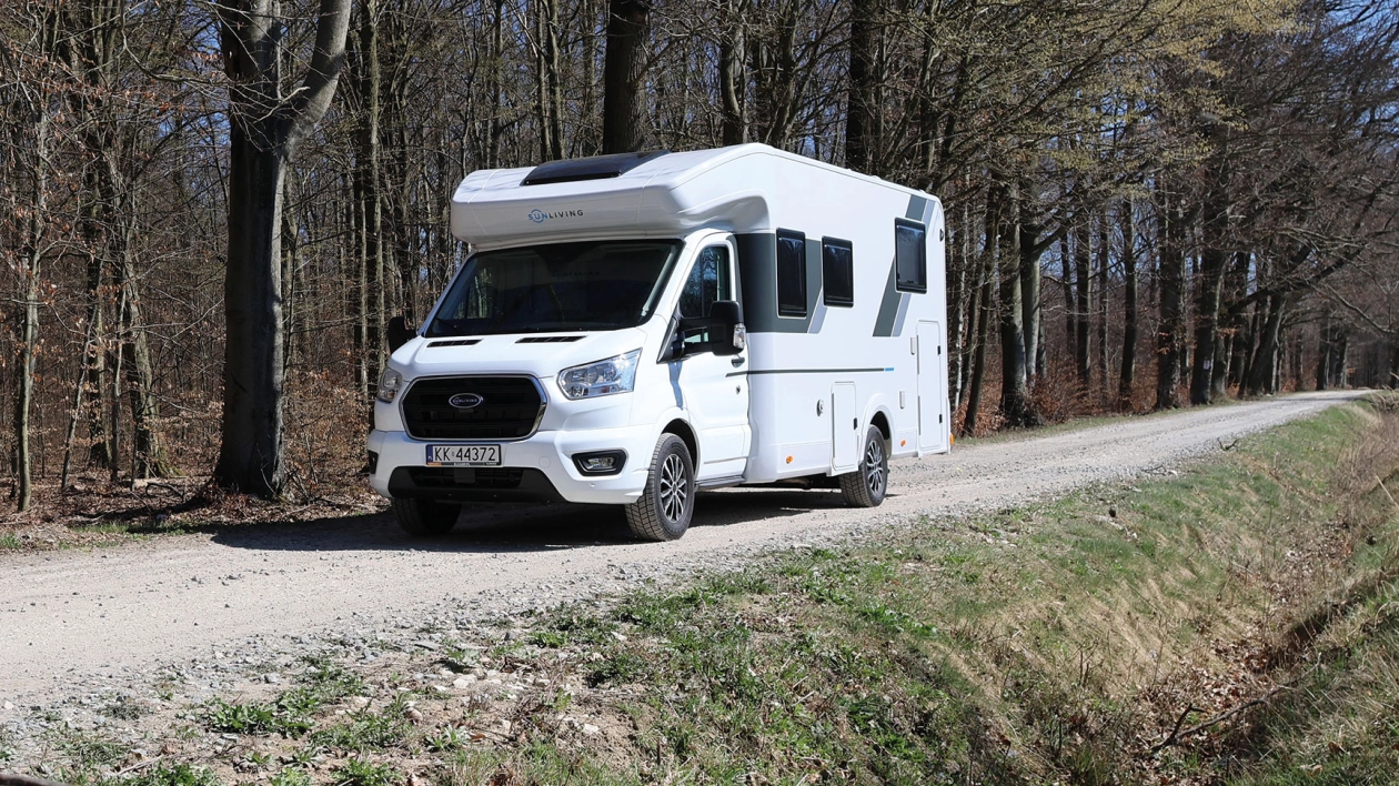 Sun Living S72 DC to półintegra dla czterech osób, zabudowana na Fordzie Transicie. Jej długość to 7,3 m, wysokość 2,9 m, a szerokość 2,3 m