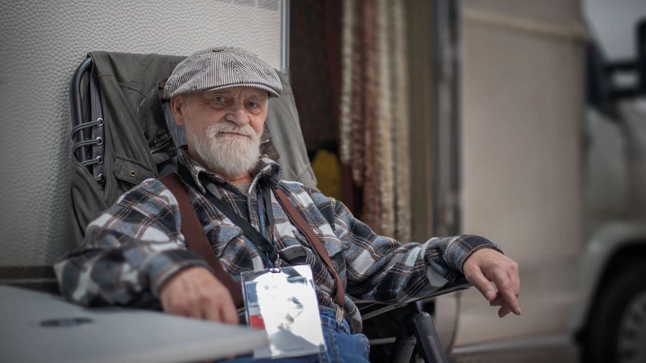 Tadeusz Sakowski, znany jako „Camper Papa”, to pionier i legenda polskiego karawaningu. Jego przygoda zaczęła się od żeglowania na Mazurach i zakupu przyczepy Niewiadów w latach 80., by później celebrować wolność na drodze. Jako patron muzeum w Sadówce, stale obecny na targach i zlotach, stał się mentorem i ikoną społeczności caravaningowej. Jego cytaty ukazują karawaning jako formę dialogu z naturą i drugim człowiekiem – styl życia ponad wszystko. Fot. Szymon Kwiatkowski