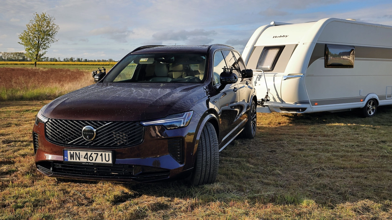 Sylwetka Volvo XC90, pomimo że nie zmieniła się znacząco od powstania w 2014 r., nadal wygląda nowocześnie i dobrze prezentuje się jako holownik z przyczepą kempingową